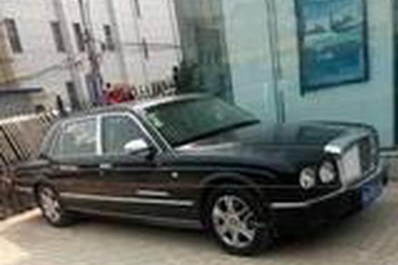 开宾利去银行，保安立马拿出一根红线