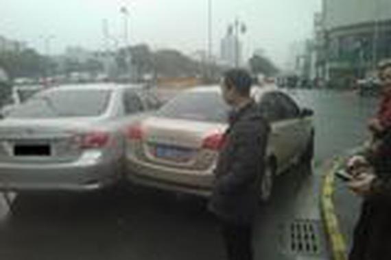 路上遇到小事故，解决别堵路