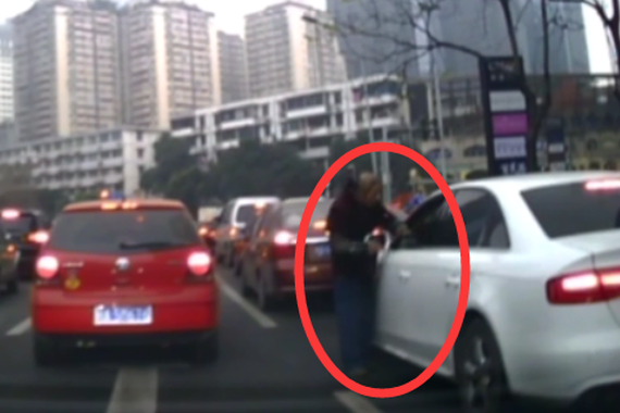 视频：马路上的强盗！钱不给够就砸你车