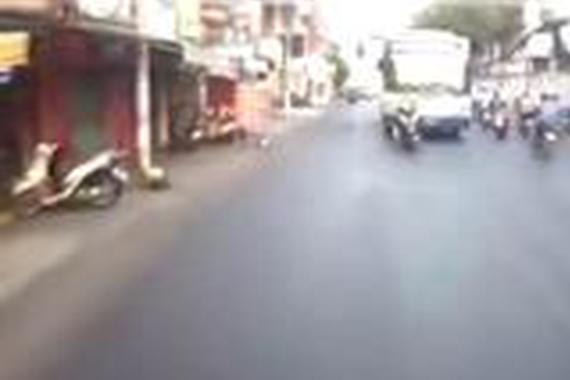 摩托车斗气连番拦截大巴车 请远离这种人