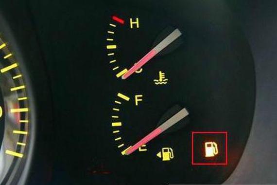 油表亮了车还能开多远？彻底没油时啥现象