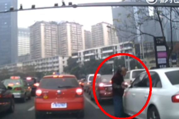 视频：老汉强掰反光镜讹钱 被警方抓获