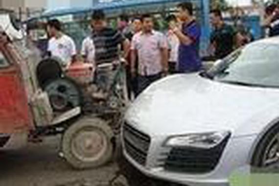 奥迪超跑遭农用拖拉机袭击, 在场的人笑了