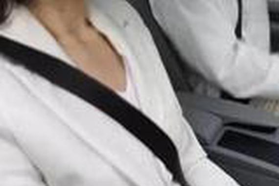 美女这样系安全带，难道不脸红吗？