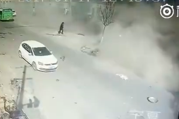 视频:货车冲入民宅 造5人死亡3人受伤