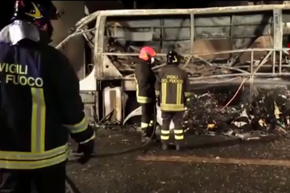 视频：校车撞桥起火 至少16死39伤