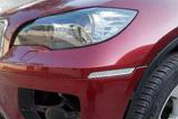 宝马撞狗后不停车开到半路突然抛锚