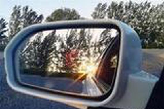 如何保持安全距离，要学会正确用后视镜！