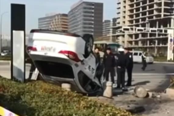 视频：私家车撞翻警车！摊上大事儿了