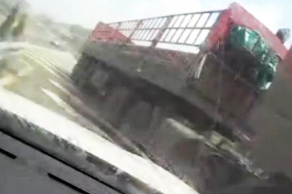 视频：错过出口 竟然倒车转弯？！