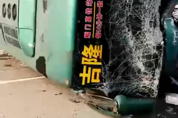 视频：客车迎面撞轿车！悲剧来得太快