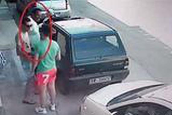 车被电动车挡住, 看车主如何开出停车位