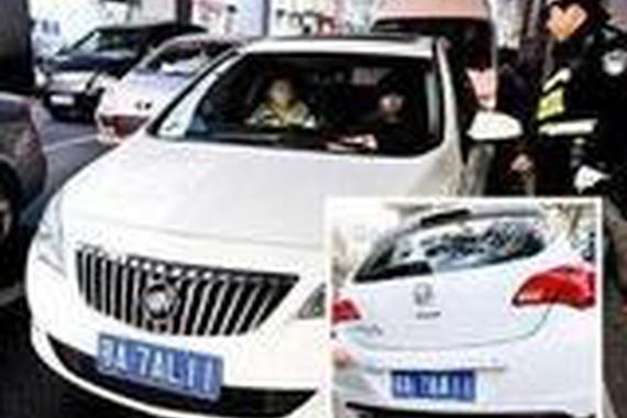 路上惊现“阴阳车牌” 行人看到纷纷躲开