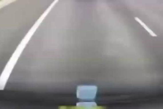 视频：为何货车撞上超车轿车不停车？
