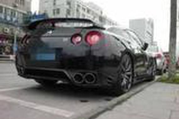 235万豪车停小区,4个轮胎方向盘被盗