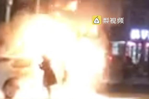 视频：为何女车主不顾安危火中取包