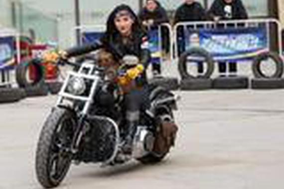 这帮东北姑娘玩哈雷比汉子还汉子