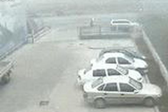 两个大货车相撞, 中间小轿车被夹扁