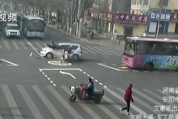 视频：闯红灯！大爷骑三轮载大妈被撞飞