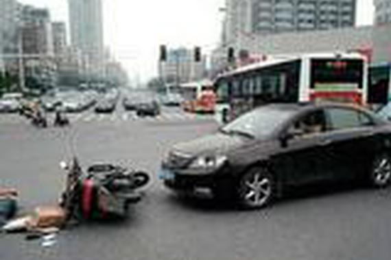 碰瓷碰出新高度, 电动车撞上吉利