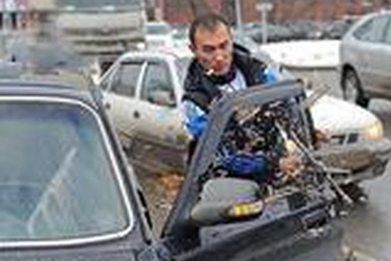 大叔猛砸路虎, 砸完叫儿子开一辆揽胜回家