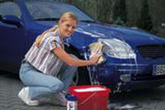 在冬季洗车的时候请勿拉手刹