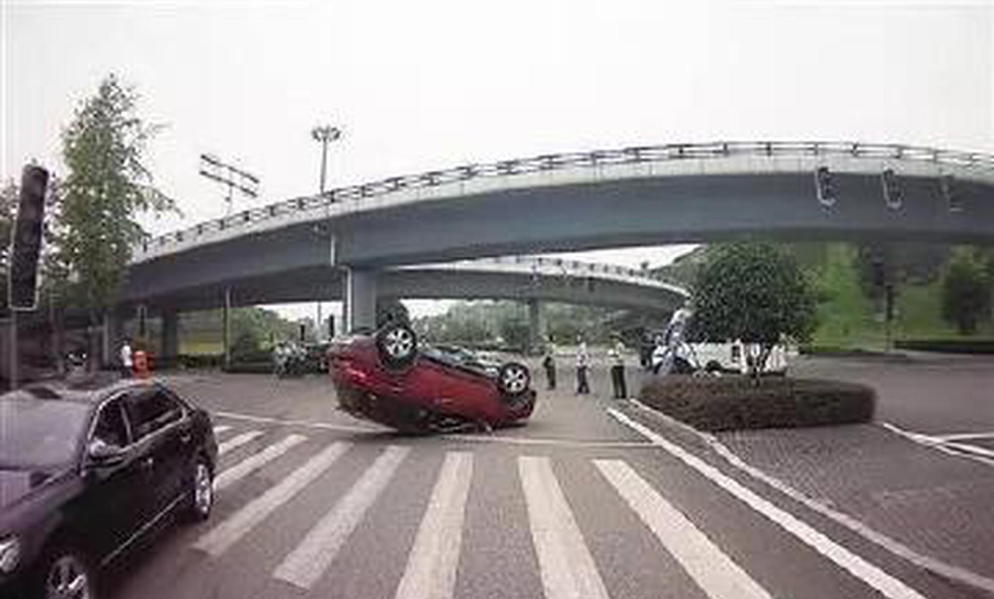 女子为拍婚纱照节食饿晕 开车翻成四轮朝天