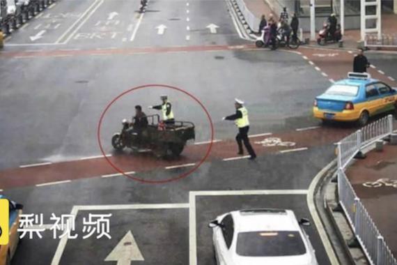 视频：三轮车撞着交警狂奔六百米