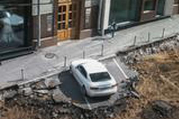 奥迪汽车停在施工路段，工人无奈保留位置