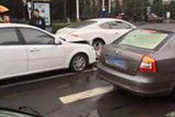 马鞍山7万的别克撞上200万的宾利？