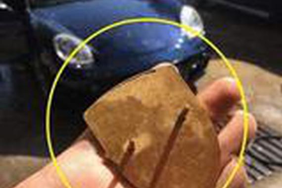 保时捷车主去洗车, 车标居然被水冲掉了