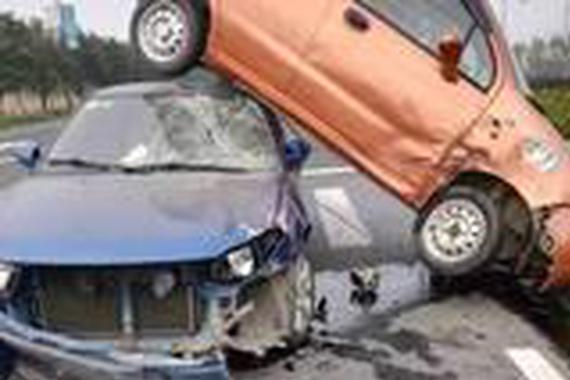 离奇的车祸现场！一轿车骑在了一轿车上面