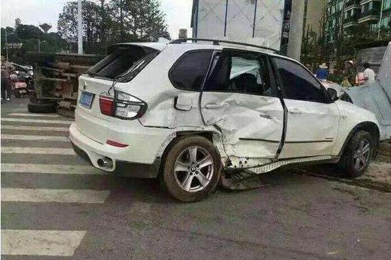 奔驰车强行变道, 被宝马X5掀翻，有的赔了