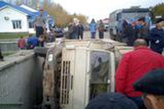 大货车司机学人玩漂移，引来围观群众偷笑