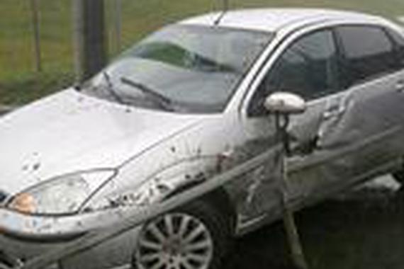 男子雨天高速行驶，下车后腿抖了数个小时