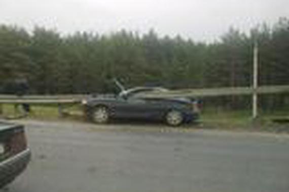 情侣吵架后猛踩油门，下车后两人相拥而泣