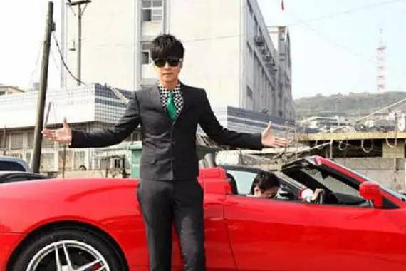 大年初一，土豪们都开豪车回乡拜年了