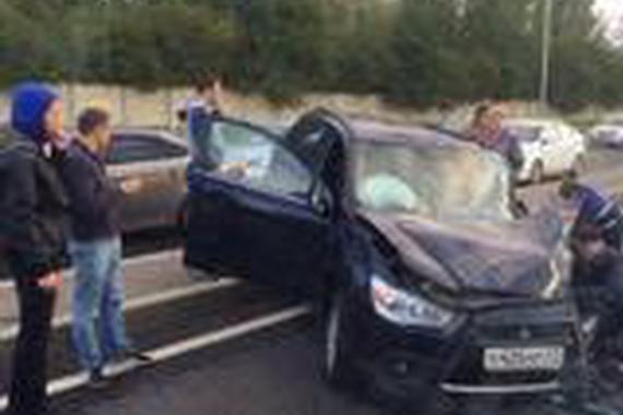 女司机横冲直撞，受牵连的车主们却没追究