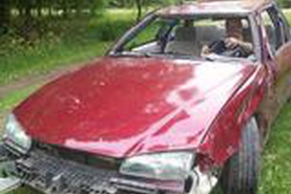 小伙亲手为自己打造一辆超跑