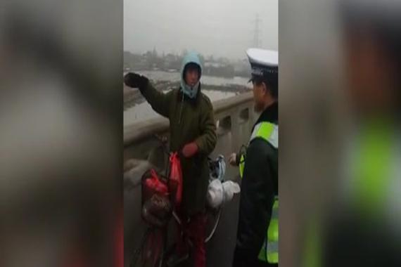 视频：男子骑车回家，一个月后发现骑反了