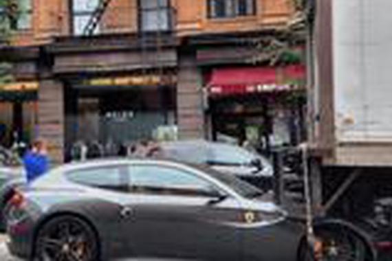 货车司机倒车撞到豪车，拉一年货也不够赔