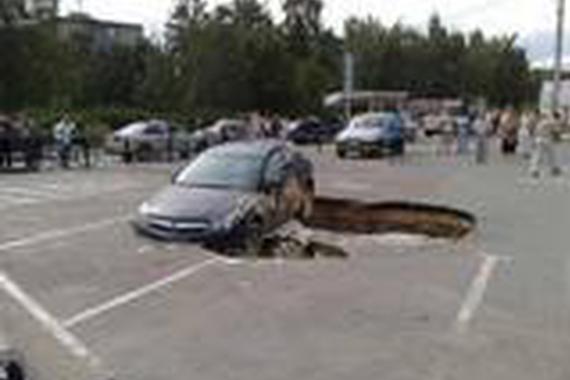 停车场被人围住，车主上前一看心凉了半截