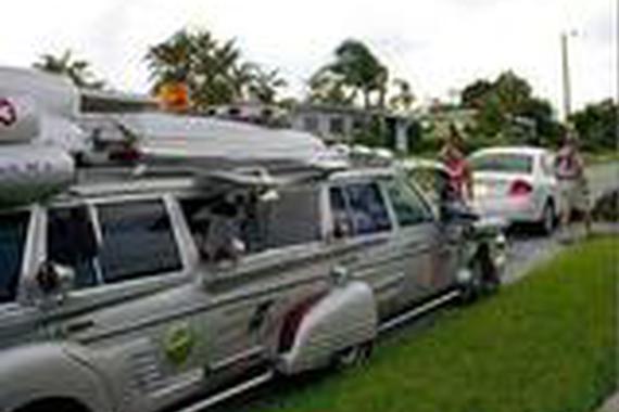 车主为治远光狗怒装车灯，飙车党见它就跑