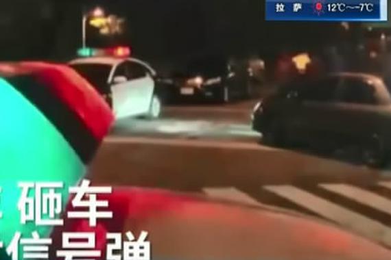 视频：黑帮火拼！30人对打20辆车街头对撞