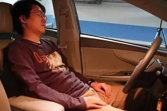 长途开车犯困肿么办？最有效的方法是这招