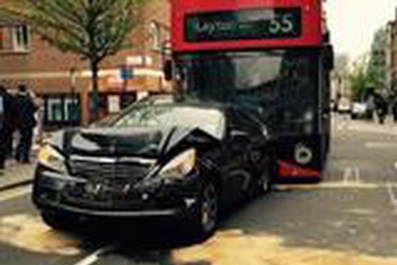 追尾百万大巴，再被大巴追尾，车主都想哭