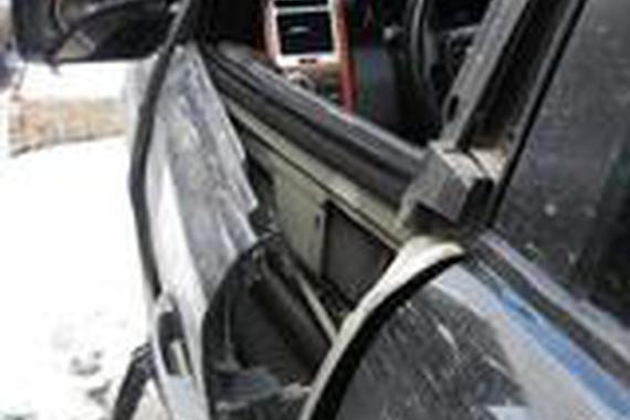 焊工把气罐放置在车内，开到半路就后悔了