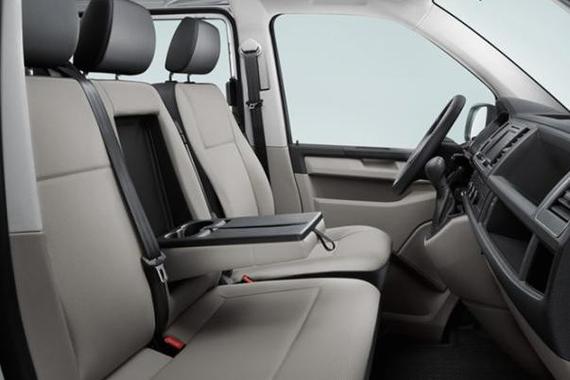 总说空间不够大？这些车的前排可以斗地主呢！