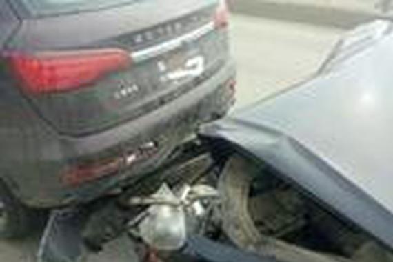 众泰被大众神车追尾，一看车损开心的笑了