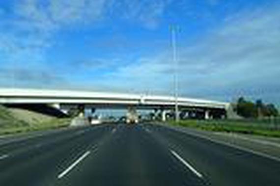 开车回家，事关安全这些事不能在车上做